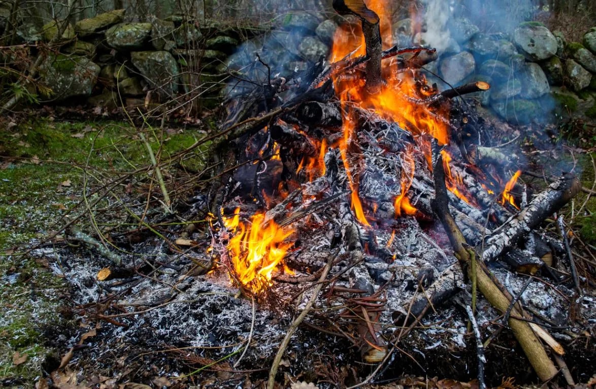 Comment brûler des branches dans son jardin ?