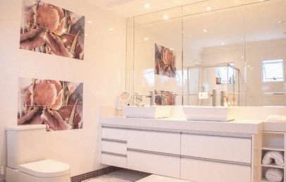 Voici comment installer votre miroir de salle de bain à la hauteur idéale