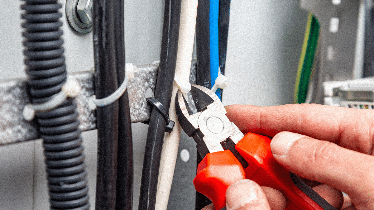 Comment utiliser les colliers attache-câbles pour organiser les câbles de votre maison